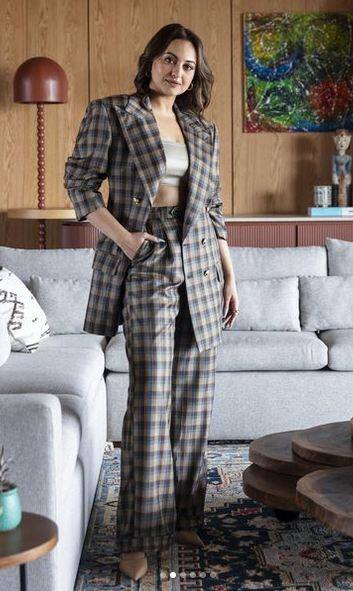 ਹਾਲ ਹੀ 'ਚ ਸੋਨਾਕਸ਼ੀ ਨੇ ਮੁੰਬਈ 'ਚ ਸੀ-ਫੇਸਿੰਗ ਅਪਾਰਟਮੈਂਟ ਖਰੀਦਿਆ ਹੈ, ਜਿਸ ਦੀਆਂ ਕੁਝ ਤਸਵੀਰਾਂ ਉਸ ਨੇ ਸੋਸ਼ਲ ਮੀਡੀਆ 'ਤੇ ਵੀ ਸ਼ੇਅਰ ਕੀਤੀਆਂ ਹਨ। ਹੁਣ ਅਦਾਕਾਰਾ ਨੇ ਆਪਣੇ ਨਵੇਂ ਘਰ ਵਿੱਚ ਕੁਝ ਫੋਟੋਸ਼ੂਟ ਵੀ ਕਰਵਾਏ ਹਨ।