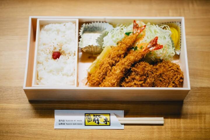 बाजारात विविध प्रकारचे लंच बॉक्स उपलब्ध आहेत. परंतु योग्य आणि दर्जेदार  लॉन्च बॉक्स निवडणे महत्वाचे आहे. जेवणाच्या डब्याचा दर्जा चांगला असावा  जेणेकरून मुलांचे अन्न सुरक्षित ठेवता येईल.