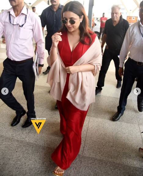 ਜਦੋਂ ਤੋਂ ਪਰਿਣੀਤੀ ਅਤੇ ਰਾਘਵ ਦੀ ਮੰਗਣੀ ਹੋਈ ਹੈ, ਪ੍ਰਸ਼ੰਸਕ ਇਹ ਜਾਣਨਾ ਚਾਹੁੰਦੇ ਸਨ ਕਿ ਇਹ ਜੋੜੀ ਕਦੋਂ ਵਿਆਹ ਕਰਨ ਜਾ ਰਹੀ ਹੈ। ਹੁਣ ਆਖਰਕਾਰ ਉਹ ਦਿਨ ਆ ਹੀ ਗਿਆ ਹੈ। ਇਸ ਜੋੜੇ ਦੇ ਵਿਆਹ ਦੀਆਂ ਰਸਮਾਂ ਸ਼ੁਰੂ ਹੋ ਗਈਆਂ ਹਨ ਅਤੇ 24 ਸਤੰਬਰ ਨੂੰ ਪਰਿਣੀਤੀ-ਰਾਘਵ ਇੱਕ ਦੂਜੇ ਦੇ ਹੋ ਜਾਣਗੇ। ਵਿਆਹ ਉਦੈਪੁਰ ਵਿੱਚ ਹੋਣ ਜਾ ਰਿਹਾ ਹੈ ਅਤੇ ਲਾੜਾ-ਲਾੜੀ ਦੇ ਪਰਿਵਾਰ ਉਦੈਪੁਰ ਪਹੁੰਚ ਚੁੱਕੇ ਹਨ। ਉਦੈਪੁਰ 'ਚ ਅੱਜ ਤੋਂ ਵਿਆਹ ਦੀਆਂ ਰਸਮਾਂ ਸ਼ੁਰੂ ਹੋ ਜਾਣਗੀਆਂ। ਆਓ ਤੁਹਾਨੂੰ ਦੱਸਦੇ ਹਾਂ ਵਿਆਹ ਦੀ ਜਾਣਕਾਰੀ।