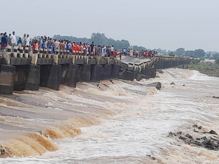 Bridge collapsed and damaged due to strong current in Barnar river in Jamui ann Bihar News: बिहार के जमुई में बरनार नदी पर बना पुल धंसा, तेज बहाव से आठ पिलर क्षतिग्रस्त, दर्जनों गांव प्रभावित