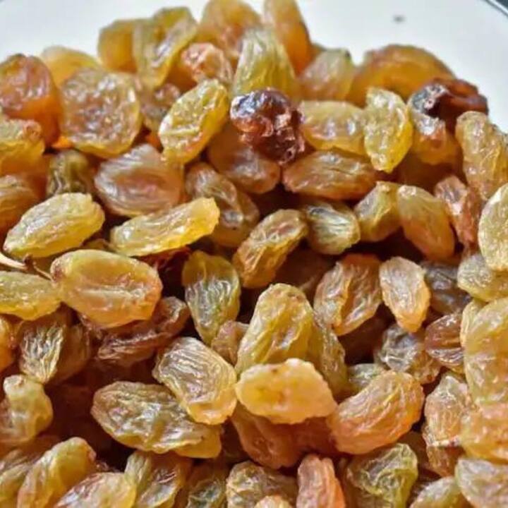 কিশমিশে প্রচুর পরিমাণে ক্যালসিয়াম, ম্যাগনেসিয়াম, পটাসিয়াম, ফাইবার এবং আয়রনের মতো পুষ্টি উপাদান রয়েছে।