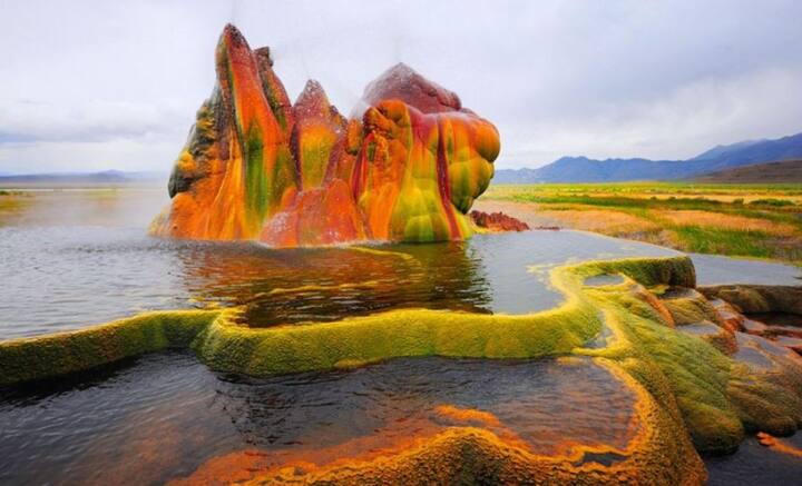 ফ্লাই গিজার, নেভাডা- আমেরিকার নেভাডায় মনুষ্যসৃষ্ট একটি জিওথার্মাল গিজার রয়েছে। ভূগর্ভস্থ জলের খোঁজে বার বার ওই জায়গা খোঁড়া এবং বোজানো হয়। জল উঠে এলেও, সেই জল পান বা সেচকার্যের অনুপযুক্ত ছিল। কারণ ওই জলের তাপমাত্রা ছিল প্রায় ১০০ ডিগ্রি সেলসিয়াস।