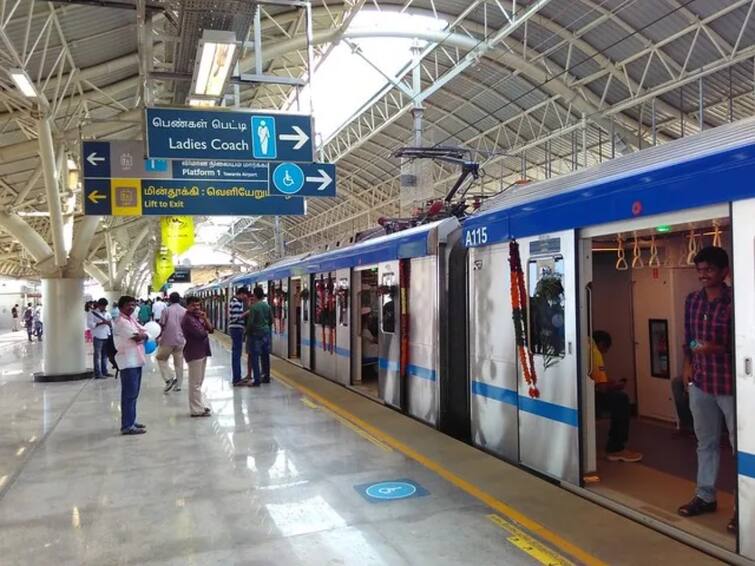 Chennai Metro Rail Obstructing train doors is a serious offence rs 5000 fine and 4 years jail Chennai Metro Rail: இப்படியெல்லாம் பண்ணாதீங்க! ரூ.5,000 வரை அபராதமாம் - வார்னிங் கொடுத்த சென்னை மெட்ரோ