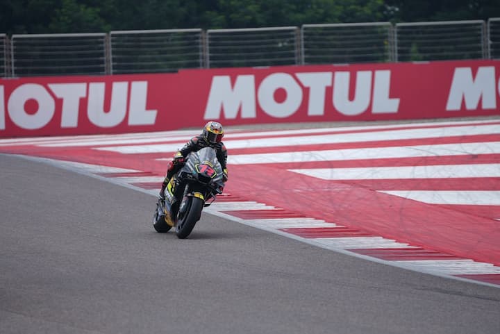 Q1 सेशन में एलेक्स मार्केज़ (ग्रेसिनी रेसिंग मोटोजीपी) के दुर्घटनाग्रस्त होने के साथ रेस से बाहर हो गए, जबकि क्रिप्टोडेटा आरएनएफ मोटोजीपी टीम के साथ राउल फर्नांडीज ने 1:44.410 के समय के साथ Q1 स्कोर किया.