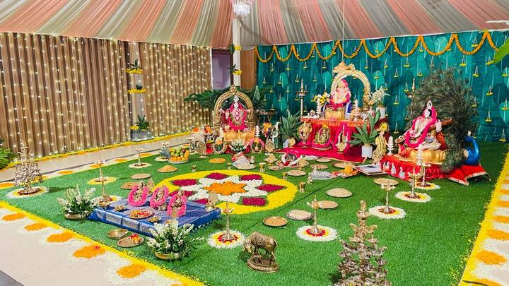 ज्येष्ठा गौराईची अतिशय आकर्षक अशी सजावट इंदापूर तालुका जिजाऊ महिला फेडरेशनच्या अध्यक्षा भाग्यश्री पाटील आणि पुणे जिल्हा भाजप युवा मोर्चाच्या अध्यक्षा अंकिता पाटील ठाकरे यांचे मार्गदर्शनाखाली करण्यात आली आहे.