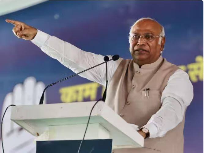 mallikarjun kharge targets bjp for not inviting ramnath kovind to new parliament foundation stone laying- 'ਅਛੂਤ' ਹੋਣ ਕਰਕੇ ਸਾਬਕਾ ਰਾਸ਼ਟਰਪਤੀ ਕੋਵਿੰਦ ਨੂੰ ਨਹੀਂ ਦਿੱਤਾ ਨਵੀਂ ਸੰਸਦ ਦੇ ਨੀਂਹ ਪੱਥਰ ਸਮਾਗਮ ਦਾ ਸੱਦਾ-ਖੜਗੇ