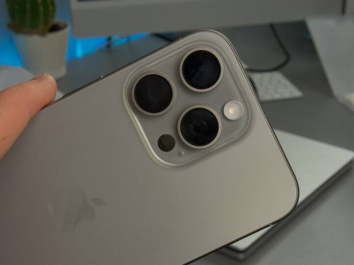 इसी तरह iPhone 15 Pro Max की कीमत 1,59,900 रुपये से शुरू होती है और ये 256GB, 512GB और 1TB स्टोरेज क्षमता में उपलब्ध है. 1TB स्टोरेज वाला iPhone 15 Pro Max भारत में 1.99 लाख रुपये में बेचा जा रहा है.