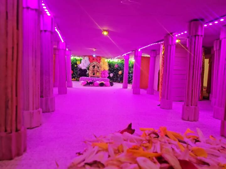 यावेळी त्यांनी अयोध्या येथील राम मंदिराची प्रतीकृती साकारली आहे.