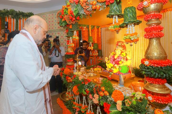 केंद्रीय गृहमंत्री अमित शाह आज मुंबईच्या दौऱ्यावर होते. त्यावेळी त्यांनी लालबागच्या राजासह इतर गणपतींचे दर्शन घेतले.
