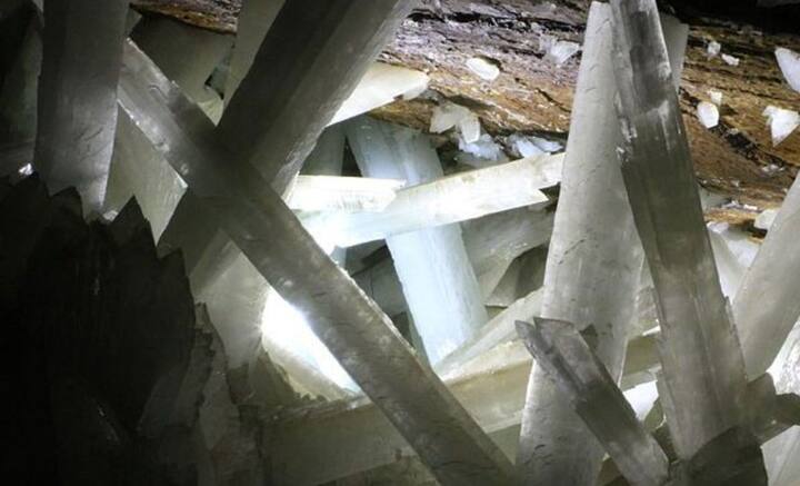 কেভ অফ ক্রিস্টালস, নাইকা, মেক্সিকো-ক্রিস্টালের বড় বড় স্তম্ভ দেখতে পাওয়া যায় কেভ অফ ক্রিস্টালসে। সেগুলি মূলত জিপসামের স্তম্ভ। গুহার ভিতরের তাপমাত্রা অত্যন্ত বেশি। স্তম্ভগুলির বয়স হাজার হাজার বছর। প্রতিনিয়ত বেড়েই চলেছে।