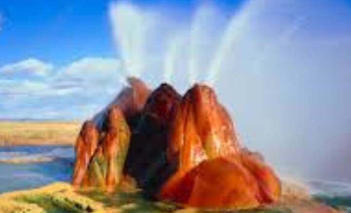 বার বার খোঁড়া এবং বোজানোর জন্য সেখানকার মাটি আলগা হয়ে যায়। ফলে উষ্ণ প্রস্রবণের ধারা বেরিয়ে আসতে থাকে। খনিজ জমে জমে লাল এবং হলুদের অদ্ভূত আস্তরণ লক্ষ্য করা যায় সেখানকার পাথরের গায়ে, যা তার উপস্থিতিকে মহাজাগতিক বস্তুর ন্যায় করে তুলেছে।