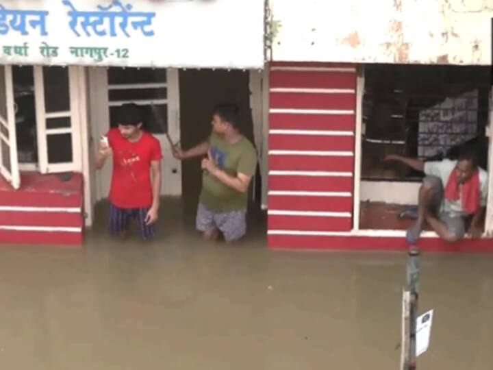 People were stuck inside a local restaurant while the streets remained inundated. According to PTI, Nagpur airport reported 106 mm of rainfall till 5:30 AM. (Image Source: Twitter/@ANI)
