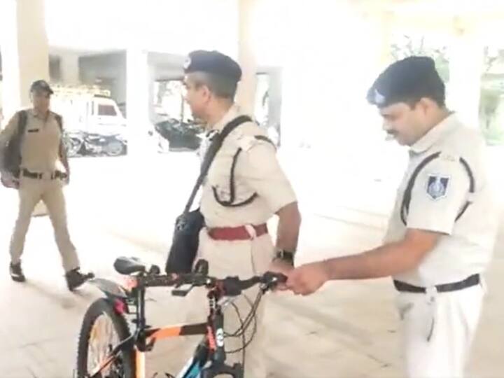 Indore Police Commissioner Makranj Deuskar reached his office by bicycle Viral Video ANN Watch: 'देखना साइकिल कोई चोरी न कर ले', इंदौर कमिश्नर को अपने ही ऑफिस में क्यों सता रही ये चिंता?