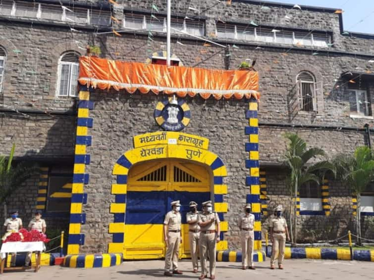 pune crime news 27 lakhs extorted by a prisoner inside the jail forged signatures in money order register Pune yerwada Jail : येरवडा कारागृहाच्या आत कैद्याने घातला 27 लाखांना गंडा; कसा रचला कट?