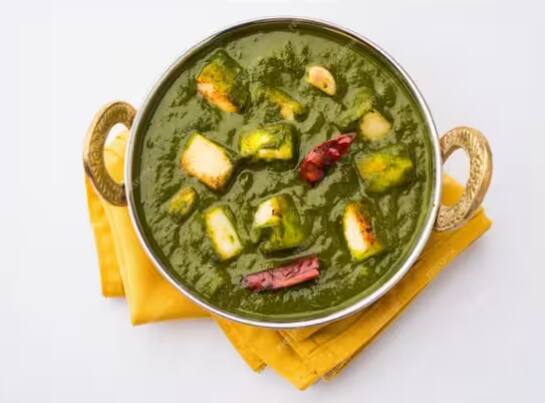 ਪਾਲਕ 'ਚ ਵਿਟਾਮਿਨ K, ਫੋਲੇਟ, ਵਿਟਾਮਿਨ A, C ਅਤੇ E ਪਾਏ ਜਾਂਦੇ ਹਨ ਜੋ ਦਿਮਾਗ ਨੂੰ ਸਿਹਤਮੰਦ ਰੱਖਣ 'ਚ ਮਦਦ ਕਰਦੇ ਹਨ।