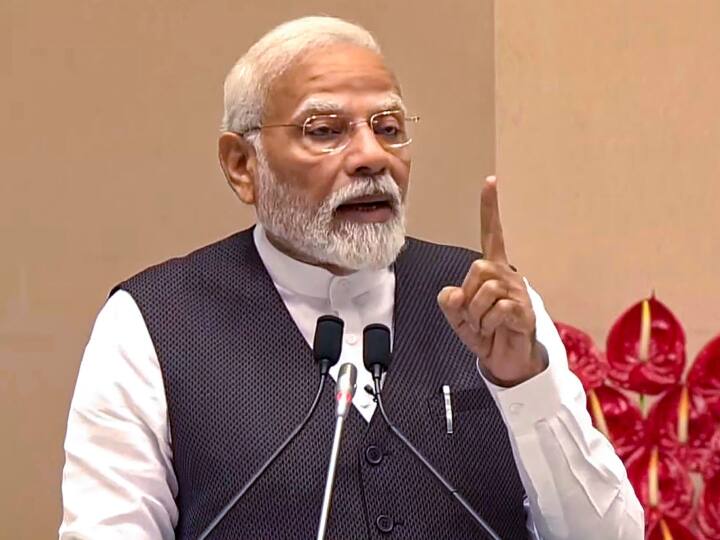 'सरकार भारतीय भाषाओं में कानून बनाने की कर रही तैयारी, ताकि आम आदमी भी सबकुछ समझ सके'- पीएम मोदी PM Modi addressed international lawyers conference 2023 make laws in Indian languages 'सरकार भारतीय भाषाओं में कानून बनाने की कर रही तैयारी, ताकि आम आदमी भी सबकुछ समझ सके'- पीएम मोदी