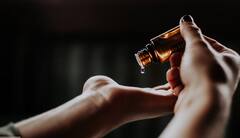 Curly Hair Care Tips : हे 5 हेअर ऑइल कुरळ्या केसांचे सौंदर्य टिकवून ठेवतात, जाणून घ्या