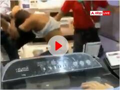 Watch: iPhone15 की डिलीवरी में हुई देरी तो मोबाइल शॉप में चले लात-घूंसे, ग्राहक ने दुकानदार को पीटा