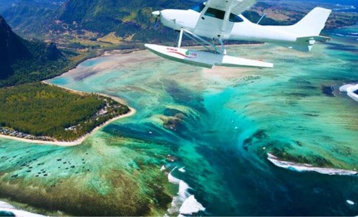 আন্ডারওয়াটারর ওয়াটারফল, মরিশাস-ভারত মহাসাগরের বুকে অবস্থিত মরিশাস। সেখানে স্বচ্ছ, নীল জলের নীচে ঝরনা রয়েছে বলে ঠাহর হয়, যা আসলে দৃষ্টিবিভ্রম। আসলে উপমহাদেশীয় মহীসোপান রয়েছে বলেই এমনটা দেখায়।