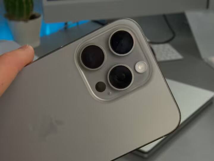 વળી, કંપનીએ બ્લેક ટાઇટેનિયમ, વ્હાઇટ ટાઇટેનિયમ, બ્લૂ ટાઇટેનિયમ અને નેચરલ ટાઇટેનિયમ ફિનિશમાં iPhone 15 Pro અને 15 Pro Max લૉન્ચ કર્યા છે. iPhone 15 Proની કિંમત 1,34,900 રૂપિયાથી શરૂ થાય છે અને તે 128GB, 256GB, 512GB અને 1TB સ્ટૉરેજ કેપેસિટીમાં અવેલેબલ છે.