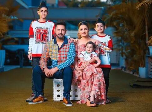 ਸ਼ਿੰਦਾ ਉਨ੍ਹਾਂ ਬਾਲ ਕਲਾਕਾਰਾਂ ਵਿੱਚੋਂ ਇੱਕ ਹੈ ਜਿਸਨੇ ਬਹੁਤ ਘੱਟ ਉਮਰੇ ਦੁਨੀਆ ਭਰ ਵਿੱਚ ਵੱਡਾ ਨਾਂਅ ਕਮਾਇਆ ਹੈ। ਉਸ ਨੇ ਆਪਣੇ ਕਰੀਅਰ ਦੀ ਸ਼ੁਰੂਆਤ ਬਾਲ ਕਲਾਕਾਰ ਵਜੋਂ ਕੀਤੀ ਸੀ। ਉਸ ਦਾ ਫ਼ਿਲਮੀ ਕਰੀਅਰ 2015 ;ਚ ਆਈ ਫ਼ਿਲਮ `ਫ਼ਰਾਰ` ਤੋਂ ਸ਼ੁਰੂ ਹੋਇਆ ਸੀ।