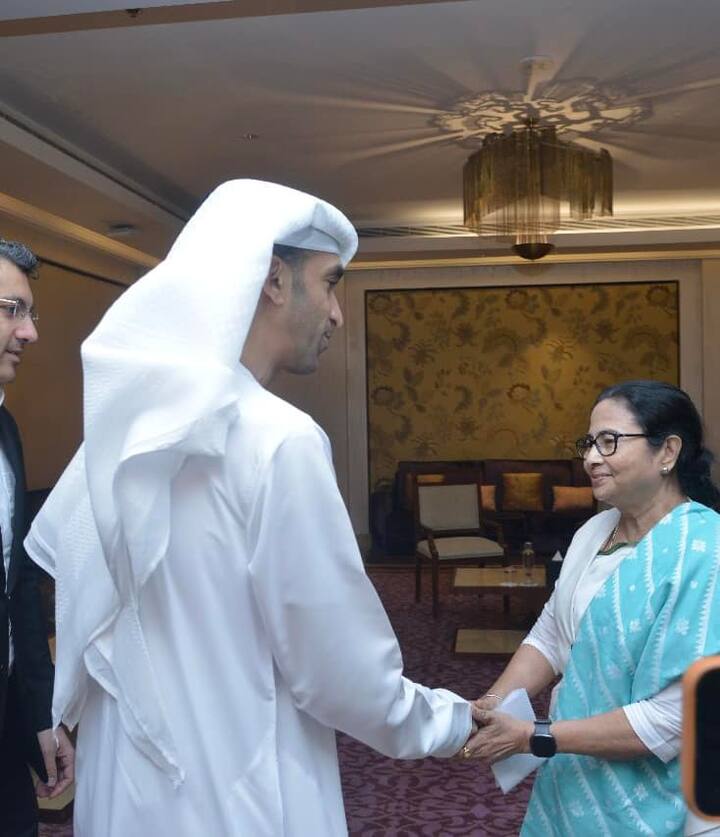 স্পেনের পর দুবাই থেকে রাজ্যে শিল্প আনতে গিয়েছেন মুখ্যমন্ত্রী মমতা বন্দ্যোপাধ্যায়। শুক্রবার সংযুক্ত আরব আমিরশাহির সরকার এবং সেখানকার শিল্পপতিদের কাছে বাংলায় বিনিয়োগের আহ্বান জানান মুখ্যমন্ত্রী।