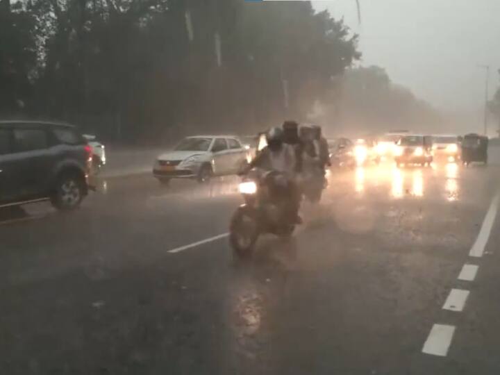 Delhi-NCR Weather Relief to people heat and humidity due to strong winds and rain Delhi NCR Weather: तेज हवाओं और बारिश से दिल्ली-NCR का मौसम हुआ सुहाना, दिन में ही छाया अंधेरा