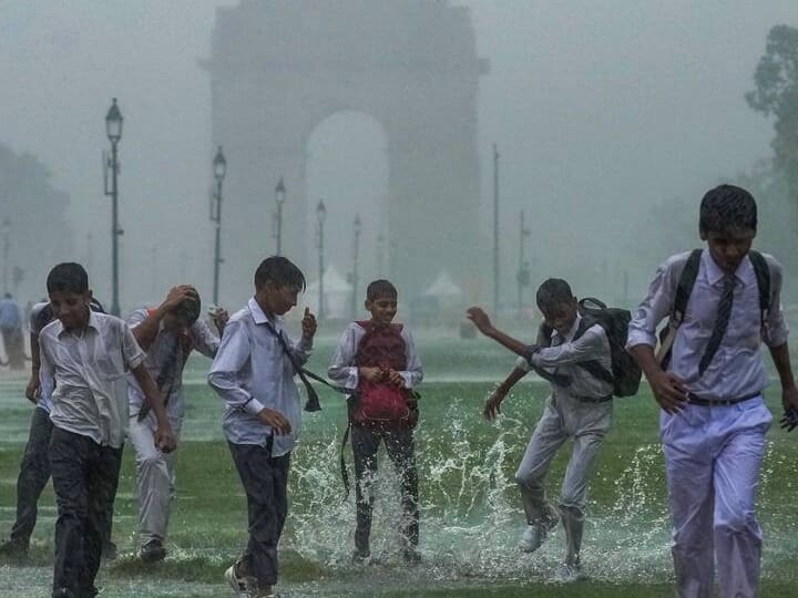 दिल्ली में झमाझम बारिश से मौसम हुआ सुहाना, वाटर लॉगिंग ने बढ़ाई लोगों की मुसीबत