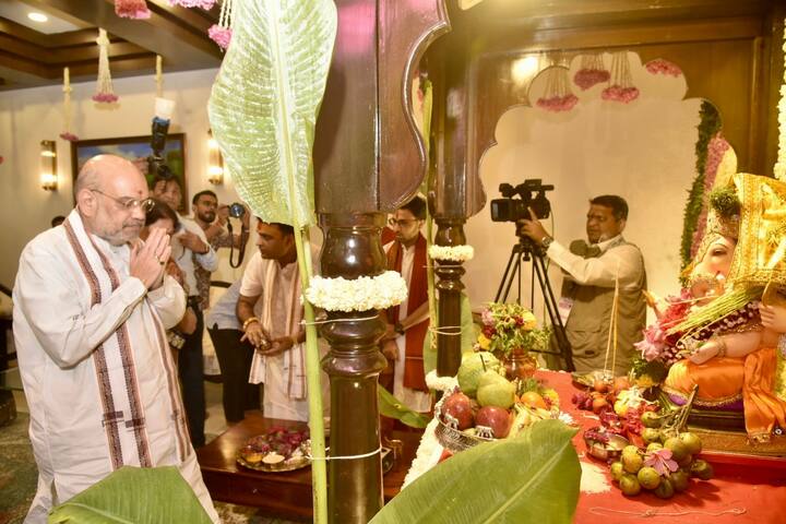 गृहमंत्री अमित शहा यांच्या दौरा असलेल्या सर्व मार्गावर मोठ्या प्रमाणात बॅनरबाजी करण्यात आलेली आहे.