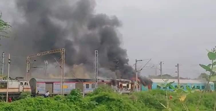 Train Fire News: Shri Ganganagar to Tiruchirapalli train has fire in accidentally on the valsad railway station Train Fire: વલસાડમાં ટ્રેનમાં આગ, વલસાડથી સુરત જતી ટ્રેનમાં એક ડબ્બો સળગતા અફડાતફડી, કારણ અકબંધ