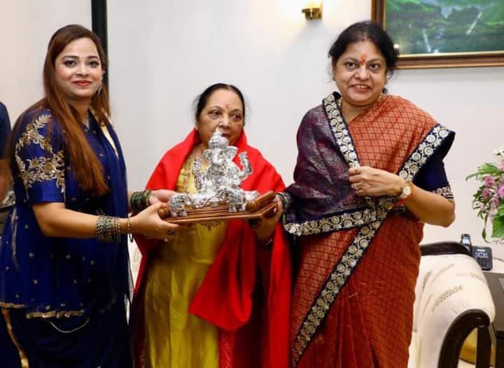 अमित शाह यांनी त्या ठिकाणी गणेशाची पूजा केली आणि दर्शन घेतलं. त्यावेळी त्यांच्या पत्नी सोनल शहा यादेखील उपस्थित होत्या.