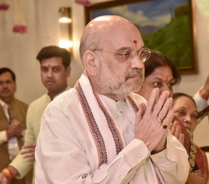 लालबाग परिसरामध्ये गणेश भक्तांची गर्दी झाल्यामुळे संपूर्ण रस्ता मोकळा करण्यात आला. त्यानंर अमित शाह यांनी लालबागच्या राजाचे दर्शन घेतलं.