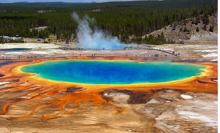 গ্র্যান্ড প্রিজম্যাটিক স্প্রিং, ইয়েলোস্টোন-আমেরিকার ইয়েলোস্টোন পার্কের উষ্ণ প্রস্রবণটিকে দেখলে নীহারিকা বলে বিভ্রম জাগে। সেটির ব্যাস ২০০ থেকে ৩৩০ ফুট। গভীরতা ১২১ ফুট প্রায়। ব্যাকটিরিয়া এবং থার্মোফিলিক শ্যাওলা জমে অদ্ভূত রামধনু রং ফুটে উঠেছে পাথরের গায়ে। মধ্যিখানে উষ্ণ জলের রং উজ্জ্বল নীল।
