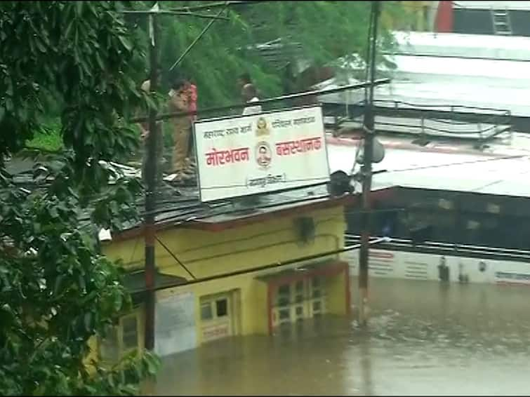 Nagpur rain updates heavy rainfall leads nagnadi to overflow crisis in Maharashtra Monsoon Updates नागपुरात ढगफुटी सदृश पाऊस; नागनदीला पूर, घरांमध्येही पाणी शिरलं, वाहानांचं मोठं नुकसान