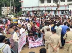 जॉब सिक्योरिटी की मांग के चलते सैकड़ों गेस्ट टीचर्स ने किया सांसद दीपक बैज के आवास का घेराव, जमकर हुई नारेबाजी