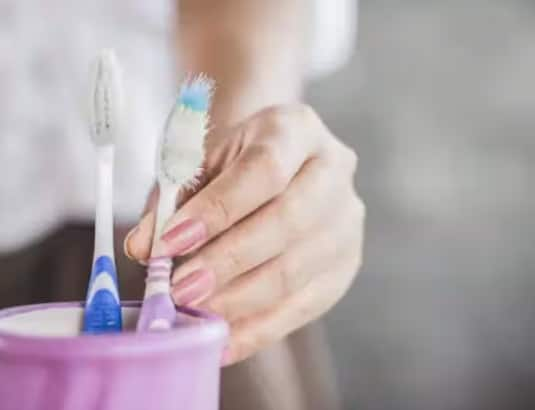 do-you-share-your-toothbrush-with-your-partner-know-its-side-effects Toothbrush :ਤੁਸੀਂ ਵੀ ਆਪਣੇ ਪਾਰਟਨਰ ਨਾਲ ਸ਼ੇਅਰ ਕਰਦੇ ਹੋ ਟੂਥਬਰੱਸ਼, ਜਾਣੋ ਕਿੰਨਾ ਖਤਰਨਾਕ?