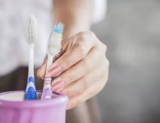 keeping-your-toothbrush-in-the-bathroom-especially-near-the-toilet Toothbrush: ਕੀ ਤੁਸੀਂ ਵੀ ਆਪਣਾ Toothbrush ਬਾਥਰੂਮ 'ਚ ਰੱਖਦੇ ਹੋ? ਤਾਂ ਜਾਣ ਲਓ ਸਿਹਤ 'ਤੇ ਪੈਂਦਾ ਕੀ ਅਸਰ