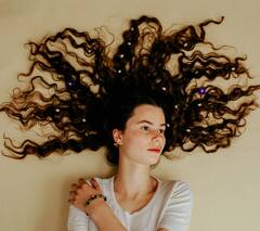 Curly Hair Care Tips : हे 5 हेअर ऑइल कुरळ्या केसांचे सौंदर्य टिकवून ठेवतात, जाणून घ्या