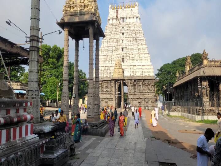 Varadaraja Perumal temple in Kanchipuram to have darshan of Swami on the first Saturday of Puratasi month TNN நினைத்ததை நிறைவேற்றும் வரதர்...புரட்டாசி மாத சனிக்கிழமைகளில் கூடும் பக்தர்கள் ...!