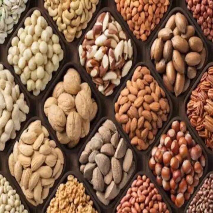 Dry Fruits খাওয়ার অনেক উপকারিতা রয়েছে। প্রায়শই স্বাস্থ্য বিশেষজ্ঞ এবং ডায়েটিশিয়ানরা Dry Fruit ভিজিয়ে খাওয়ার পরামর্শ দেন।