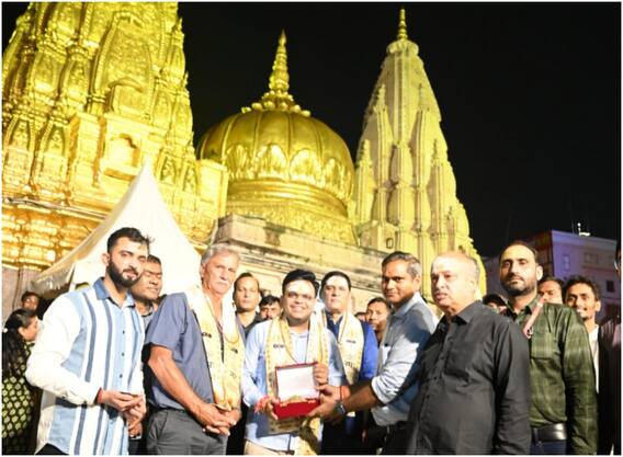 काशी विश्वनाथ मंदिर पहुंचे मास्टर ब्लास्टर सचिन तेंदुलकर, पीएम मोदी के कार्यक्रम में करेंगे शिरकत, देखें तस्वीरें