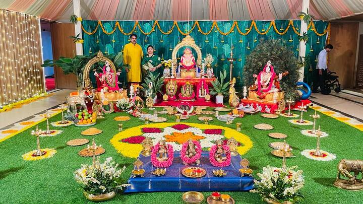 यावेळी हर्षवर्धन पाटील आणि भाग्यश्री पाटील यांच्या हस्ते महाआरती करण्यात आली.