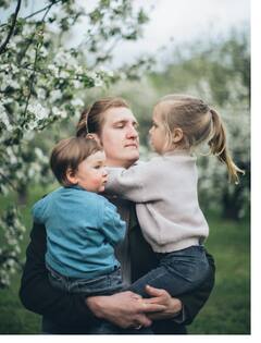 Parenting Tips : वाढत्या वयात मुलांना चांगलं वळण लावायचंय? त्यासाठी प्रयत्न करताय? मग 'या' सोप्या टिप्स फॉलो करा