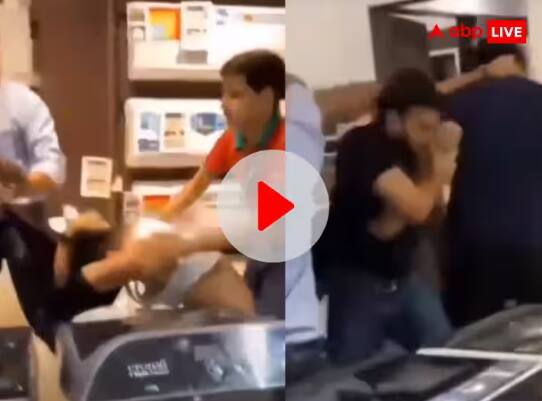 iphone-15-viral-video-customers-fight-with-store-staffs-over-delay-in-iphone-mobile-supply-delhi Watch: iphone15 ਲਈ ਅਜਿਹਾ ਕ੍ਰੇਜ਼! ਸਪਲਾਈ 'ਚ ਹੋਈ ਦੇਰੀ ਤਾਂ ਕੁੱਟਮਾਰ ਕਰਨ ਲਈ ਸਟੋਰ 'ਚ ਪਹੁੰਚੇ ਗਾਹਕ, ਵੇਖੋ ਵੀਡੀਓ