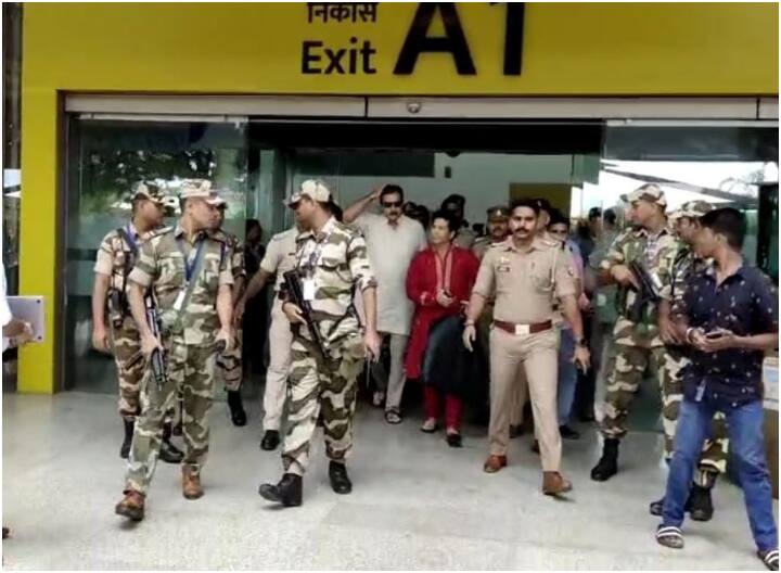 प्रधानमंत्री नरेंद्र मोदी आज वाराणसी में अंतरराष्ट्रीय क्रिकेट स्टेडियम की नींव रखेंगे. उनके इस कार्यक्रम में क्रिकेट के कई दिग्गज खिलाड़ी शामिल होंगे.