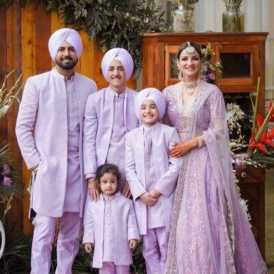 ਸ਼ਿੰਦਾ ਗਰੇਵਾਲ ਨੂੰ ਐਕਟਿੰਗ ਦਾ ਟੈਲੇਂਟ ਵਿਰਾਸਤ `ਚੋਂ ਆਪਣੇ ਪਿਤਾ ਤੋਂ ਮਿਲਿਆ ਹੈ। ਕੀ ਤੁਹਾਨੂੰ ਪਤਾ ਹੈ ਕਿ ਸ਼ਿੰਦਾ ਮਹਿਜ਼ 15 ਸਾਲ ਦੀ ਉਮਰ `ਚ ਆਪਣੇ ਦਮ ਤੇ ਮਹੀਨੇ 1 ਲੱਖ ਦੀ ਕਮਾਈ ਅਰਾਮ ਨਾਲ ਕਰ ਲੈਂਦਾ ਹੈ। ਇੱਕ ਰਿਪੋਰਟ ਦੇ ਮੁਤਾਬਕ ਉਸ ਦੀ ਹੁਣ ਤੱਕ ਦੀ ਕਮਾਈ, ਜੋ ਉਸ ਨੇ ਆਪਣੇ ਦਮ ਤੇ ਕੀਤੀ ਹੈ, 1-5 ਕਰੋੜ ਰੁਪਏ ਦੱਸੀ ਜਾਂਦੀ ਹੈ।