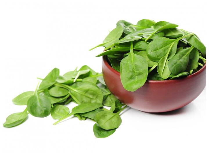 पालक में विटामिन K, फोलेट, विटामिन A, C और E पाए जाते हैं जो दिमाग को स्वस्थ रखने में मदद करते हैं.