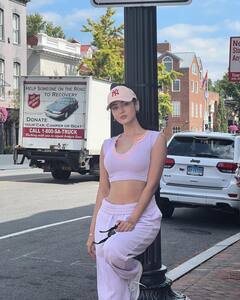 Sonal Chauhan PHOTO: અમેરિકાની શેરીઓમાં કુલ અંદાજમાં જોવા મળી સોનલ ચૌહાણ