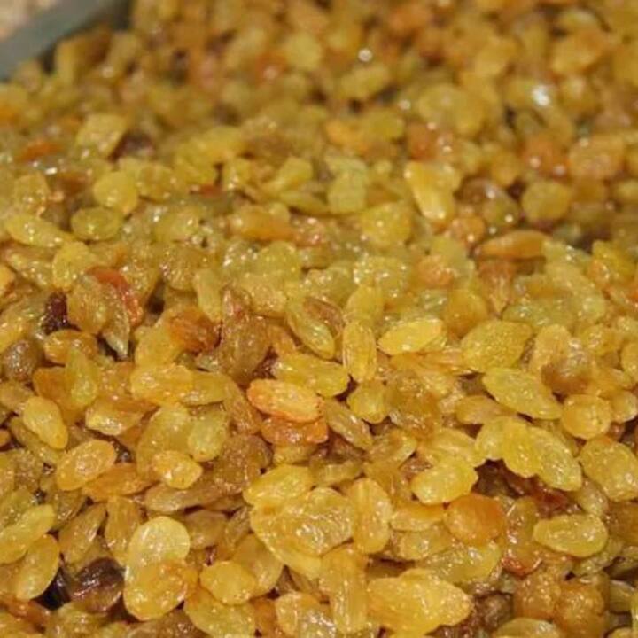 কিশমিশে প্রচুর পরিমাণে আয়রন থাকে। তাই কিশমিশ খেলে হিমোগ্লোবিন বাড়ে।