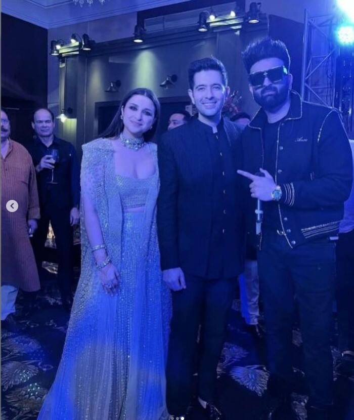 ਇਸ ਵਿਚਾਲੇ ਪਰੀ ਦੀ ਮਹਿੰਦੀ ਫੰਕਸ਼ਨ ਨਾਲ ਜੁੜੀ ਇੱਕ ਹੋਰ ਤਸਵੀਰ ਸਾਹਮਣੇ ਆਈ ਹੈ। ਜਿਸ ਵਿੱਚ ਅਦਾਕਾਰਾ ਦਾ ਸਾਦਗੀ ਭਰਿਆ ਅੰਦਾਜ਼ ਸਭ ਦਾ ਧਿਆਨ ਖਿੱਚ ਰਿਹਾ ਹੈ।